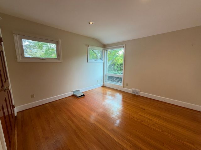25 Wayne Memorial Dr, Dartmouth, MA 02747