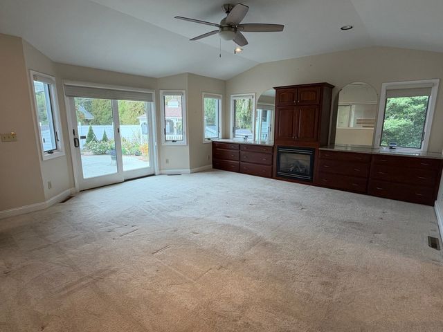 25 Wayne Memorial Dr, Dartmouth, MA 02747