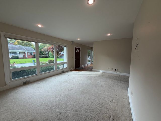 25 Wayne Memorial Dr, Dartmouth, MA 02747