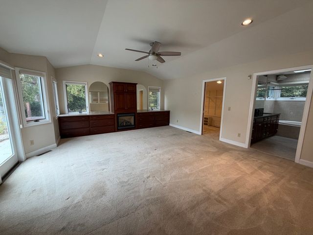 25 Wayne Memorial Dr, Dartmouth, MA 02747