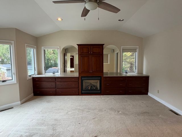 25 Wayne Memorial Dr, Dartmouth, MA 02747