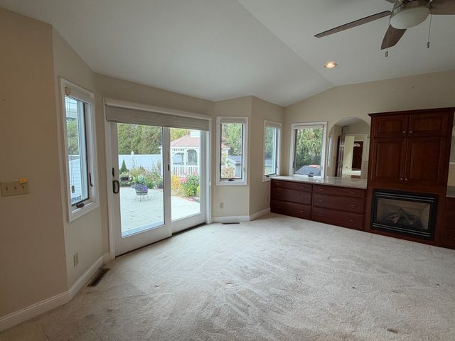 25 Wayne Memorial Dr, Dartmouth, MA 02747