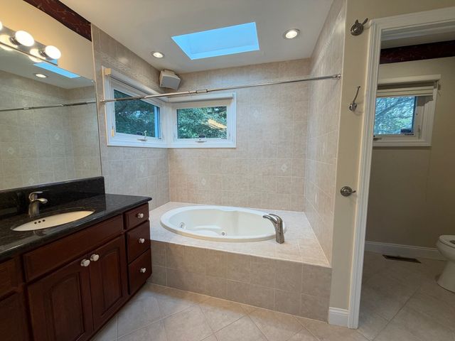 25 Wayne Memorial Dr, Dartmouth, MA 02747