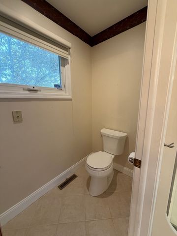 25 Wayne Memorial Dr, Dartmouth, MA 02747