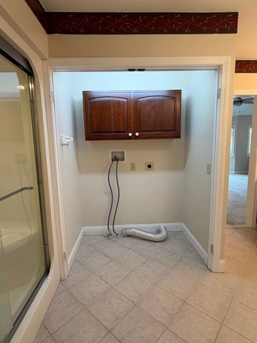 25 Wayne Memorial Dr, Dartmouth, MA 02747