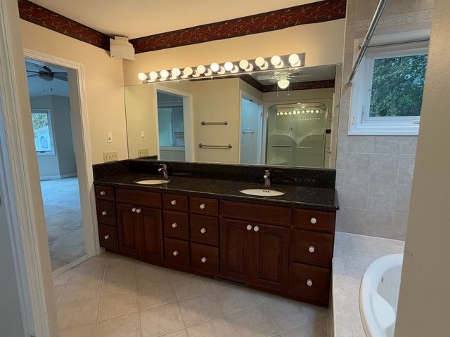 25 Wayne Memorial Dr, Dartmouth, MA 02747