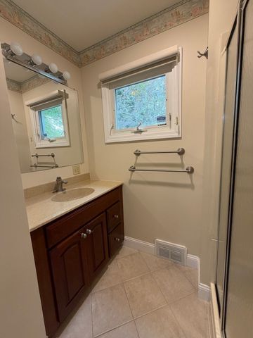 25 Wayne Memorial Dr, Dartmouth, MA 02747