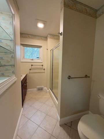 25 Wayne Memorial Dr, Dartmouth, MA 02747