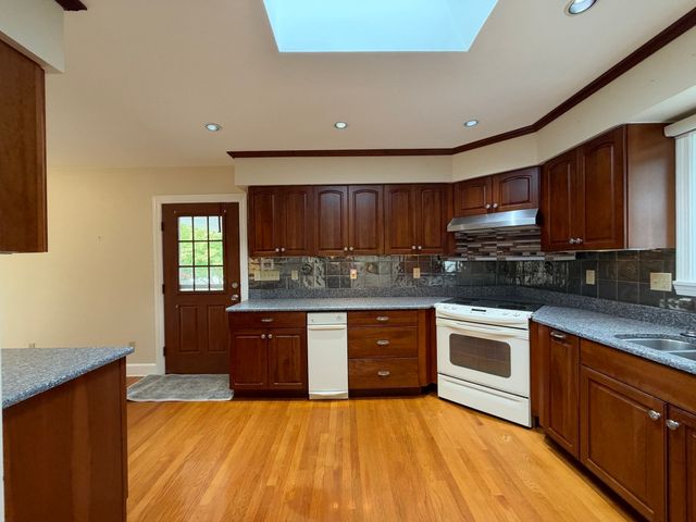 25 Wayne Memorial Dr, Dartmouth, MA 02747
