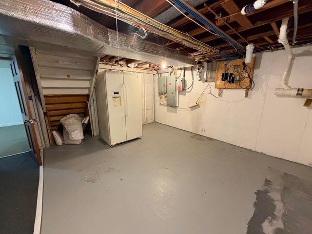 25 Wayne Memorial Dr, Dartmouth, MA 02747