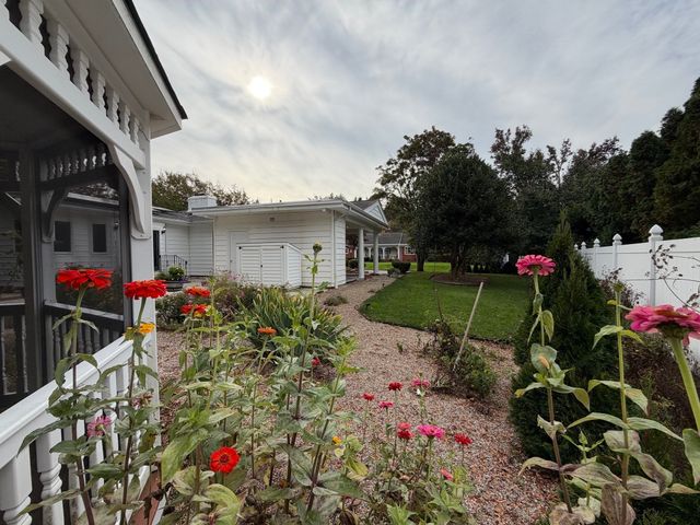 25 Wayne Memorial Dr, Dartmouth, MA 02747