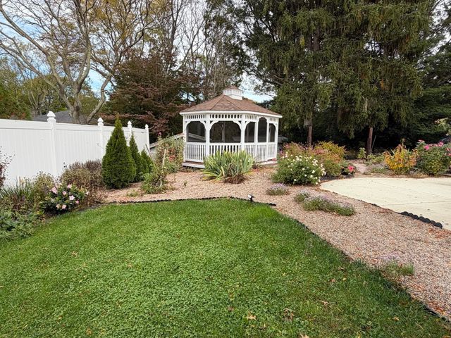 25 Wayne Memorial Dr, Dartmouth, MA 02747
