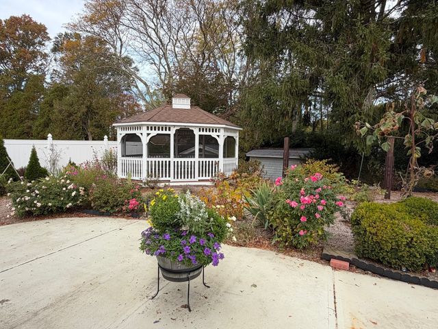 25 Wayne Memorial Dr, Dartmouth, MA 02747