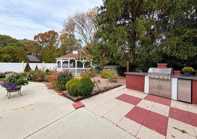 25 Wayne Memorial Dr, Dartmouth, MA 02747