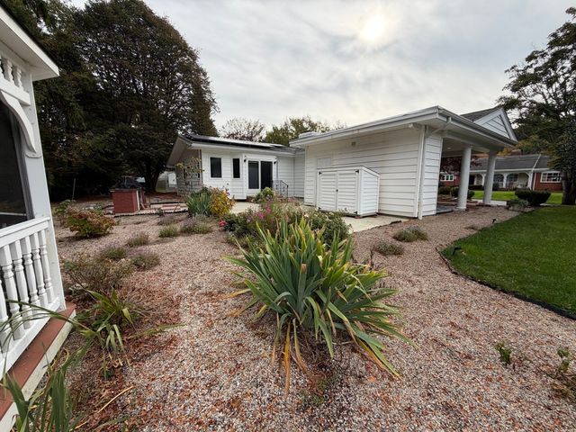 25 Wayne Memorial Dr, Dartmouth, MA 02747