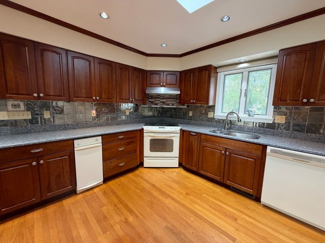 25 Wayne Memorial Dr, Dartmouth, MA 02747