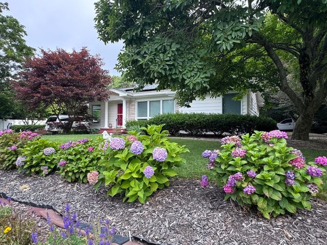 25 Wayne Memorial Dr, Dartmouth, MA 02747