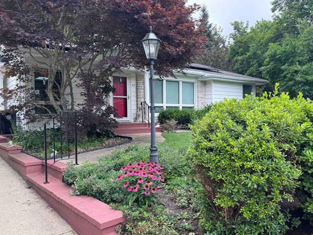 25 Wayne Memorial Dr, Dartmouth, MA 02747