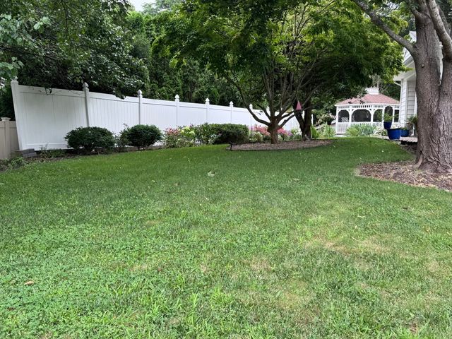25 Wayne Memorial Dr, Dartmouth, MA 02747