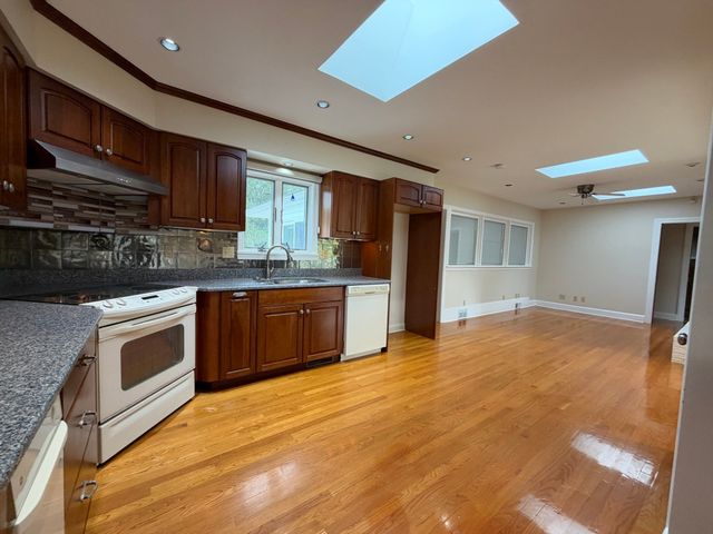 25 Wayne Memorial Dr, Dartmouth, MA 02747