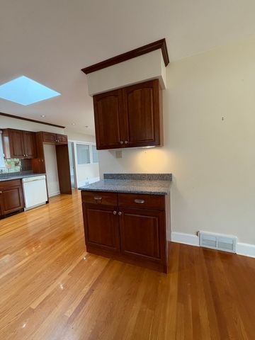 25 Wayne Memorial Dr, Dartmouth, MA 02747