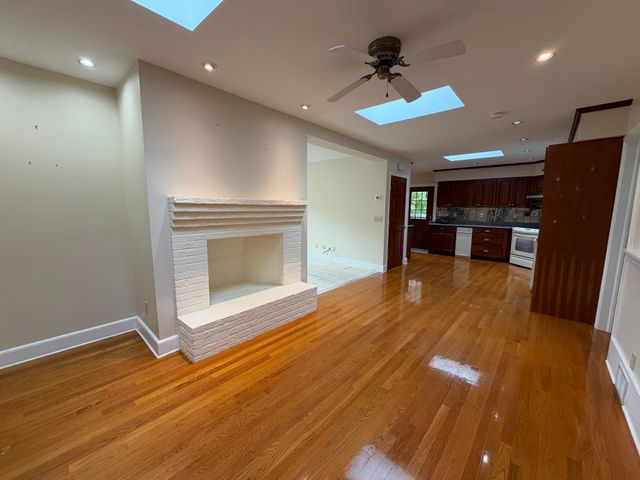 25 Wayne Memorial Dr, Dartmouth, MA 02747