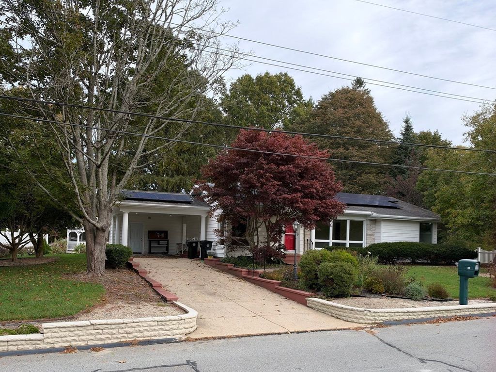 25 Wayne Memorial Dr, Dartmouth, MA 02747