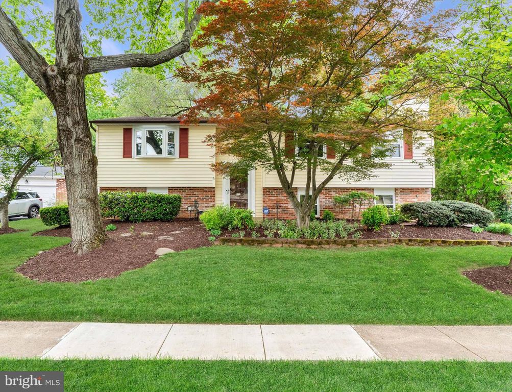 1105 CLARKE ST, Herndon, VA 20170