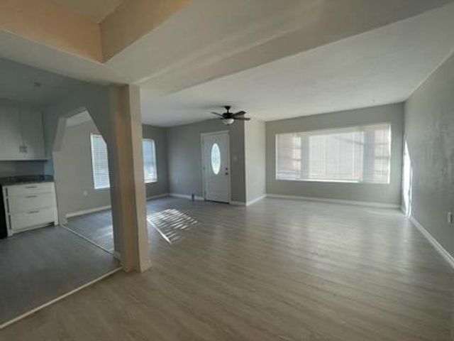 1114 E Pecan Street, Angleton, TX 77515