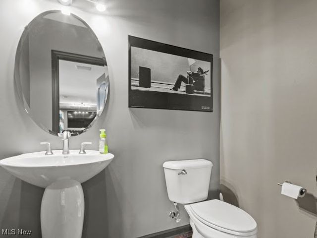 1004 Waters Edge Drive, Columbiana, OH 44408