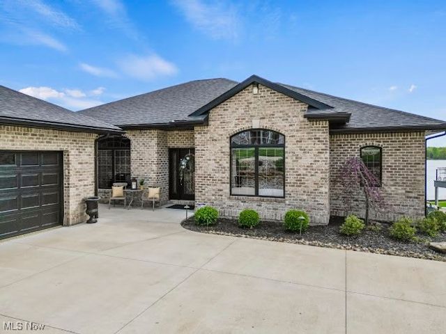 1004 Waters Edge Drive, Columbiana, OH 44408