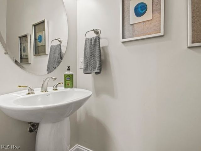 1004 Waters Edge Drive, Columbiana, OH 44408