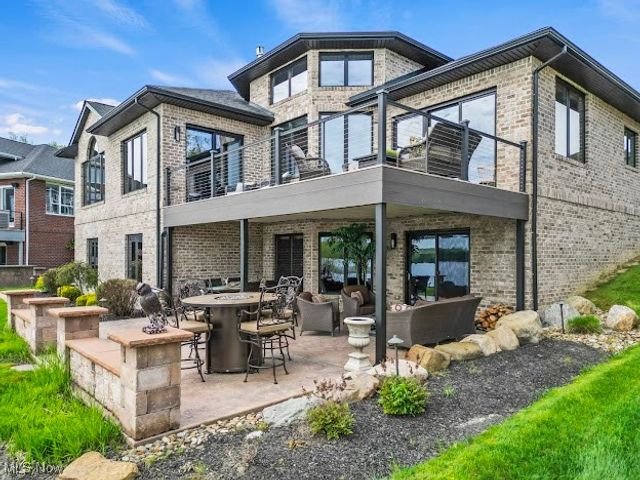 1004 Waters Edge Drive, Columbiana, OH 44408