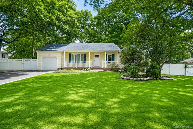 25 Heston Road, Shirley, NY 11967