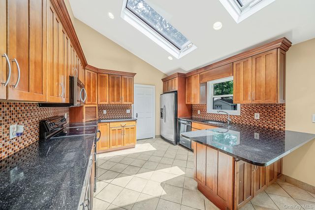 25 Heston Road, Shirley, NY 11967