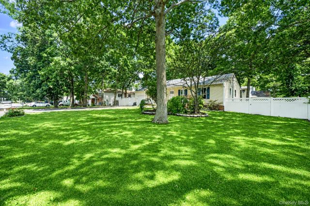 25 Heston Road, Shirley, NY 11967