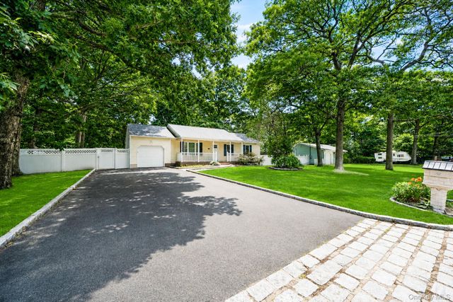 25 Heston Road, Shirley, NY 11967