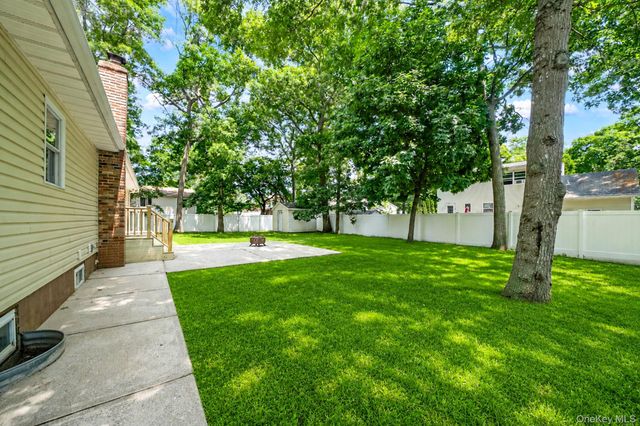 25 Heston Road, Shirley, NY 11967