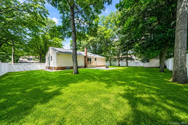 25 Heston Road, Shirley, NY 11967