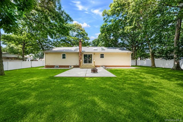 25 Heston Road, Shirley, NY 11967