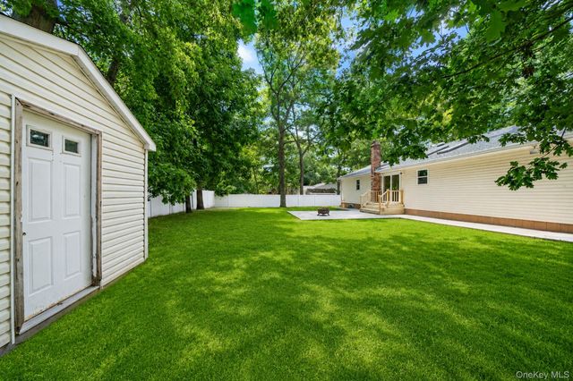25 Heston Road, Shirley, NY 11967