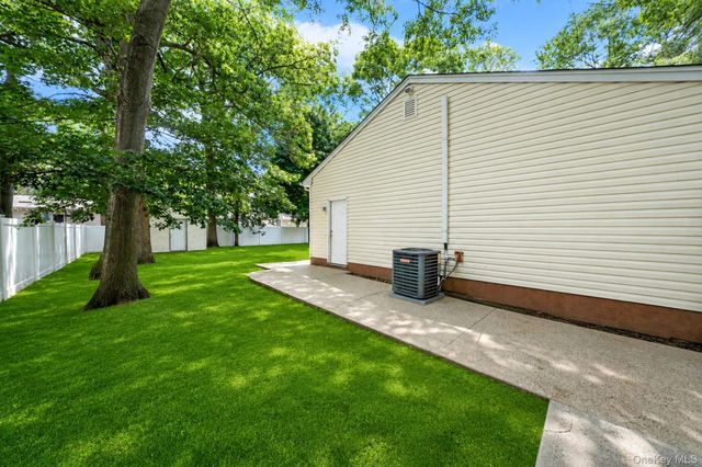 25 Heston Road, Shirley, NY 11967