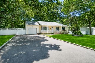 25 Heston Road, Shirley, NY 11967