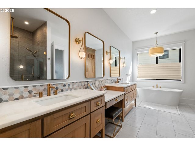 3911 Nw 114TH Way, Vancouver, WA 98685