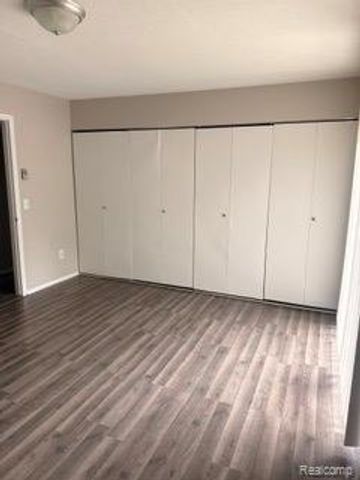 328 E Elmwood Avenue 6, Commerce Twp, MI 48017