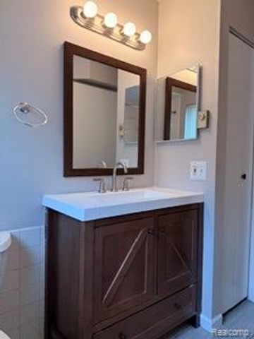 328 E Elmwood Avenue 6, Commerce Twp, MI 48017