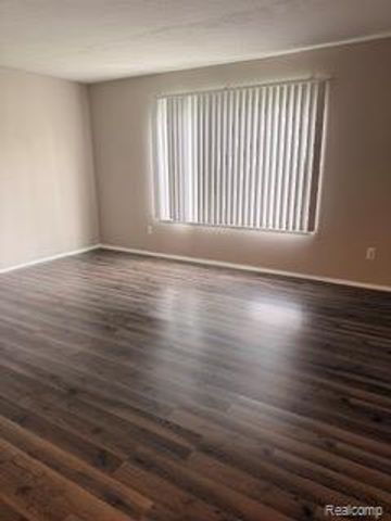 328 E Elmwood Avenue 6, Commerce Twp, MI 48017