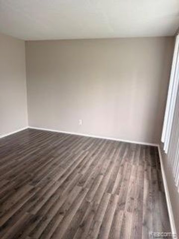 328 E Elmwood Avenue 6, Commerce Twp, MI 48017
