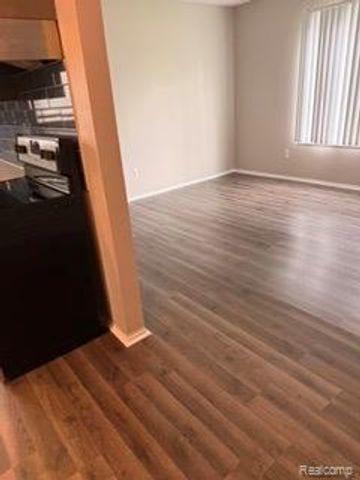 328 E Elmwood Avenue 6, Commerce Twp, MI 48017
