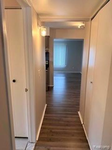 328 E Elmwood Avenue 6, Commerce Twp, MI 48017